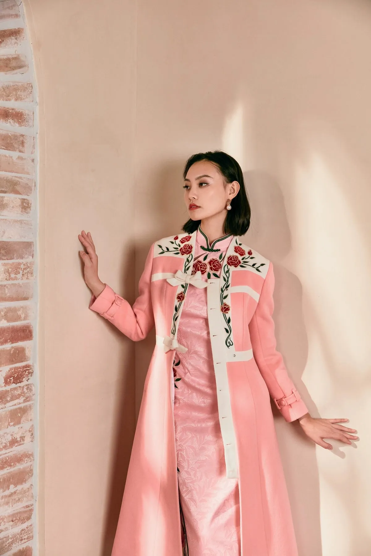 Magic Q's rose-embroidered paneled bow adjustable sleeve loop lamb wool coat
